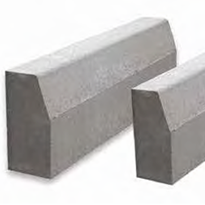 Kostka brukowa i kamień ozdobny - Dwa szare, betonowe krawężniki drogowe, o prostym, skośnym kształcie.